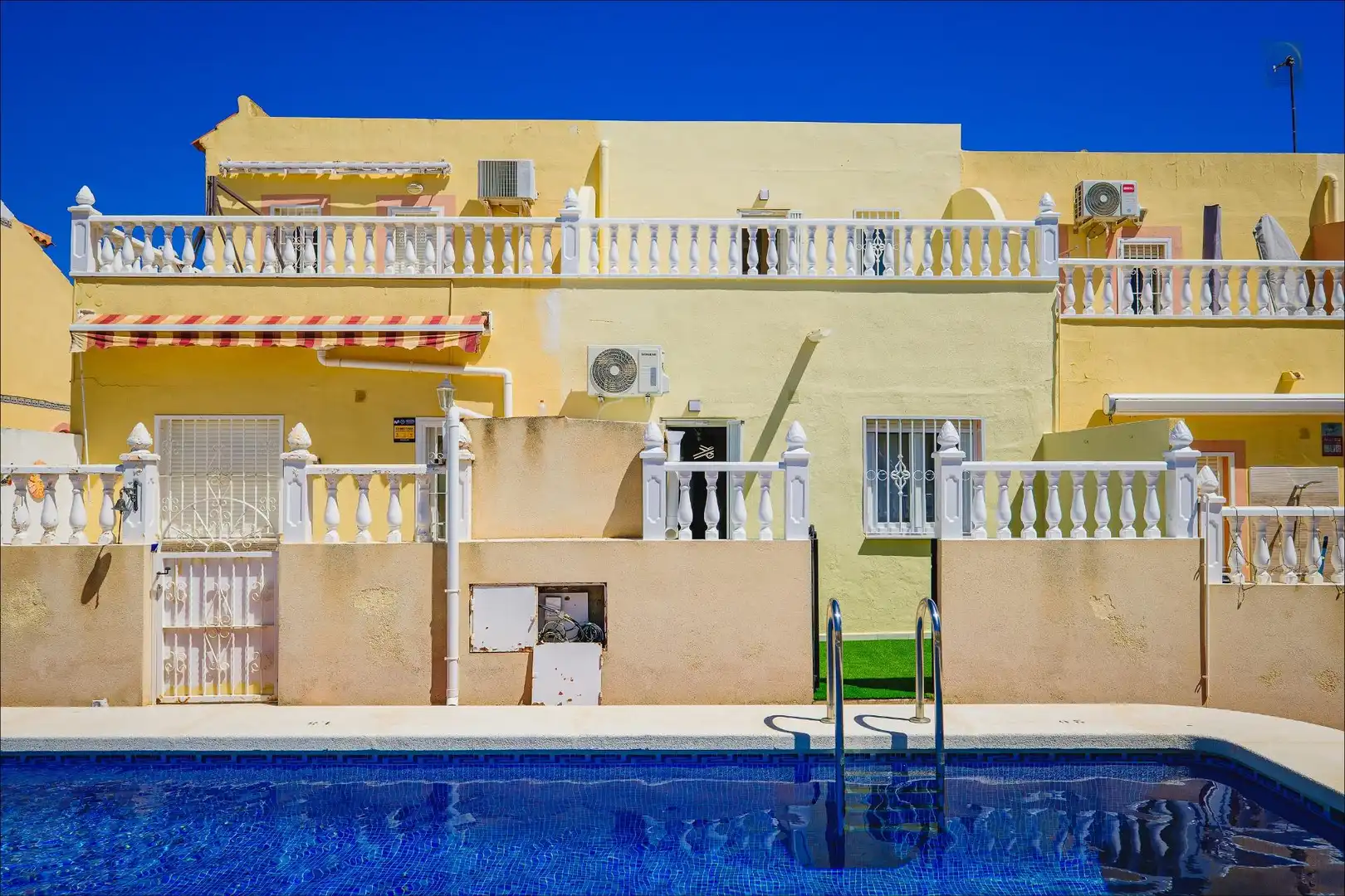 Vista exterior de Casa adosada en venta en Orihuela con Aire acondicionado, Calefacción y Jardín privado