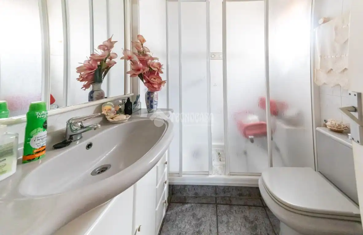 Badezimmer von Wohnung zum Verkauf in Cubelles mit Balkon