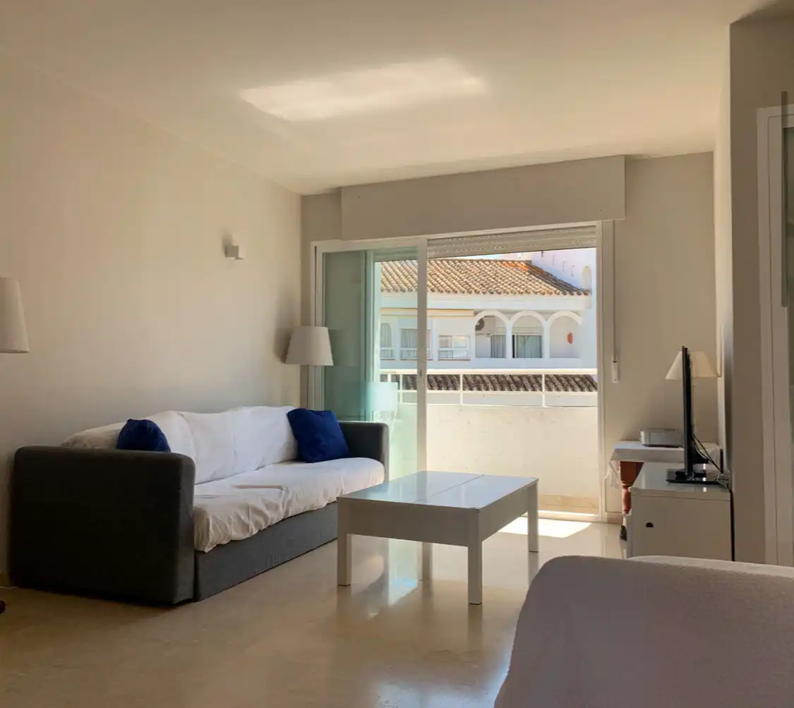 Sala d'estar de Apartament de lloguer en Marbella amb Aire condicionat, Terrassa i Piscina
