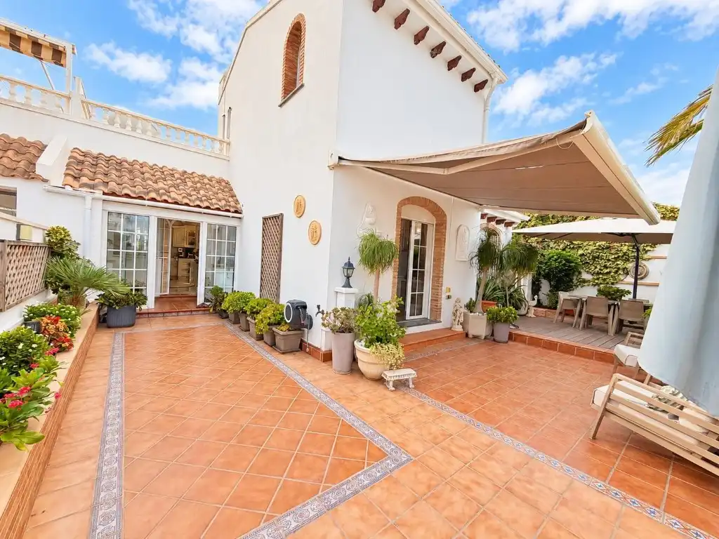 Casa con terraza en venta en calle canal de la mancha