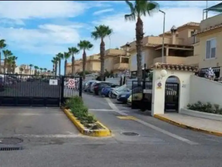 Vista exterior de Casa o xalet de lloguer en Santa Pola amb Aire condicionat i Terrassa