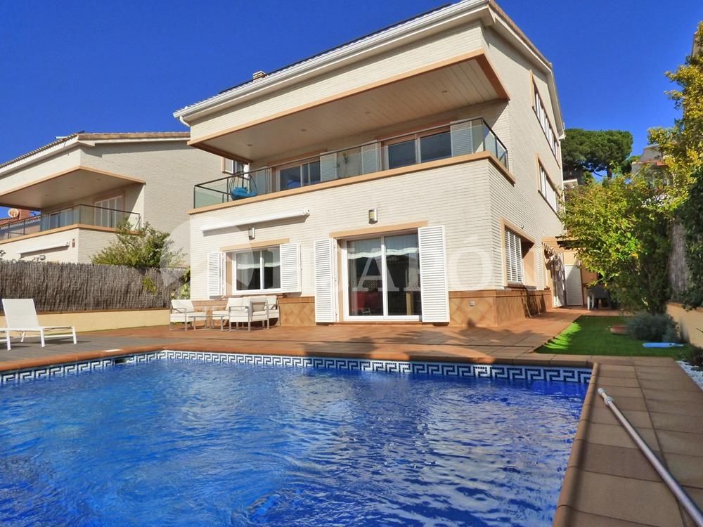 Exterior view of House or chalet for sale in Vilassar de Dalt  with Air Conditioner, Heating and Private garden