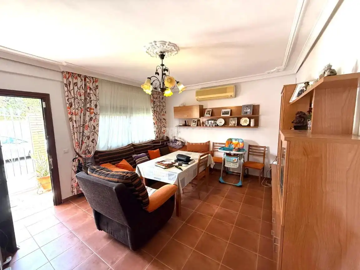 Sala de estar de Casa adosada en venta en San Juan de Aznalfarache