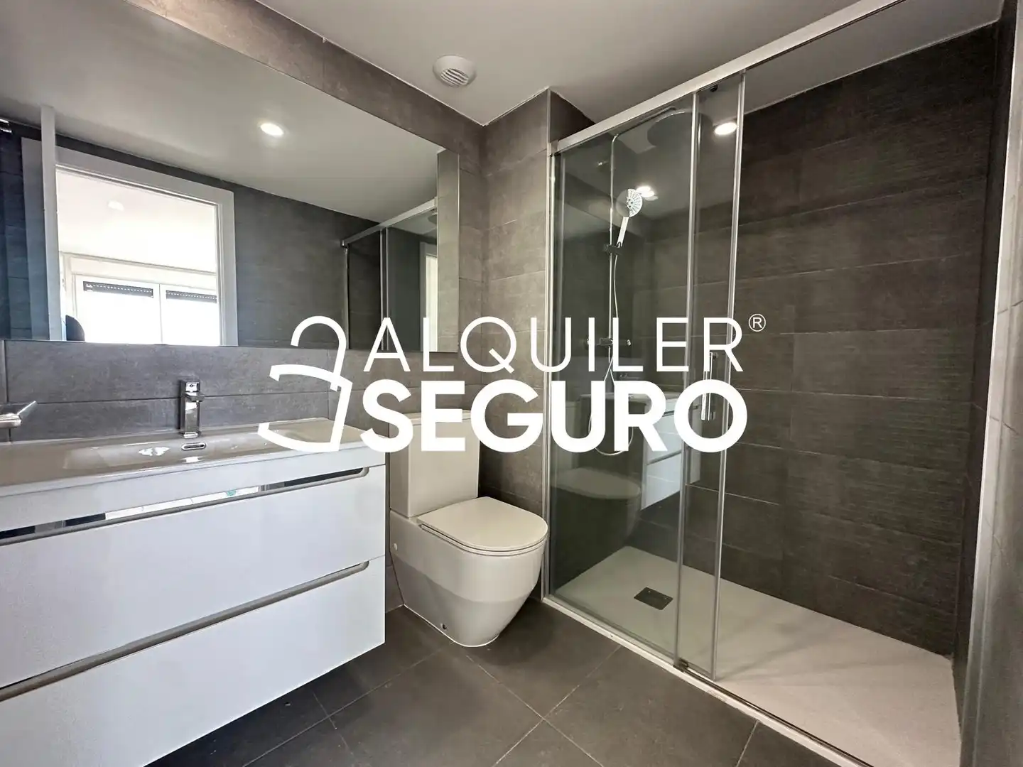 Baño de Piso de alquiler en Valencia con Aire acondicionado, Terraza y Trastero