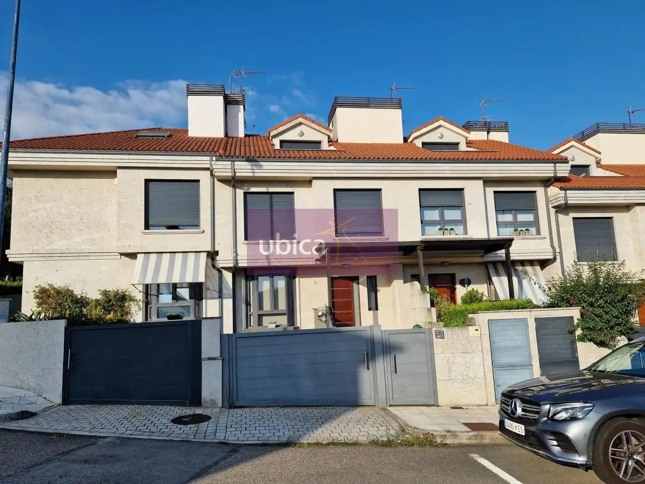 Vista exterior de Casa adosada en venda en Vigo  amb Calefacció, Jardí privat i Terrassa