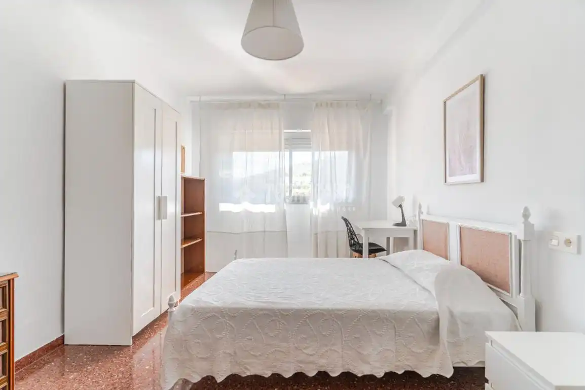 Habitación de Piso de alquiler en Granada con Aire acondicionado y Amueblado