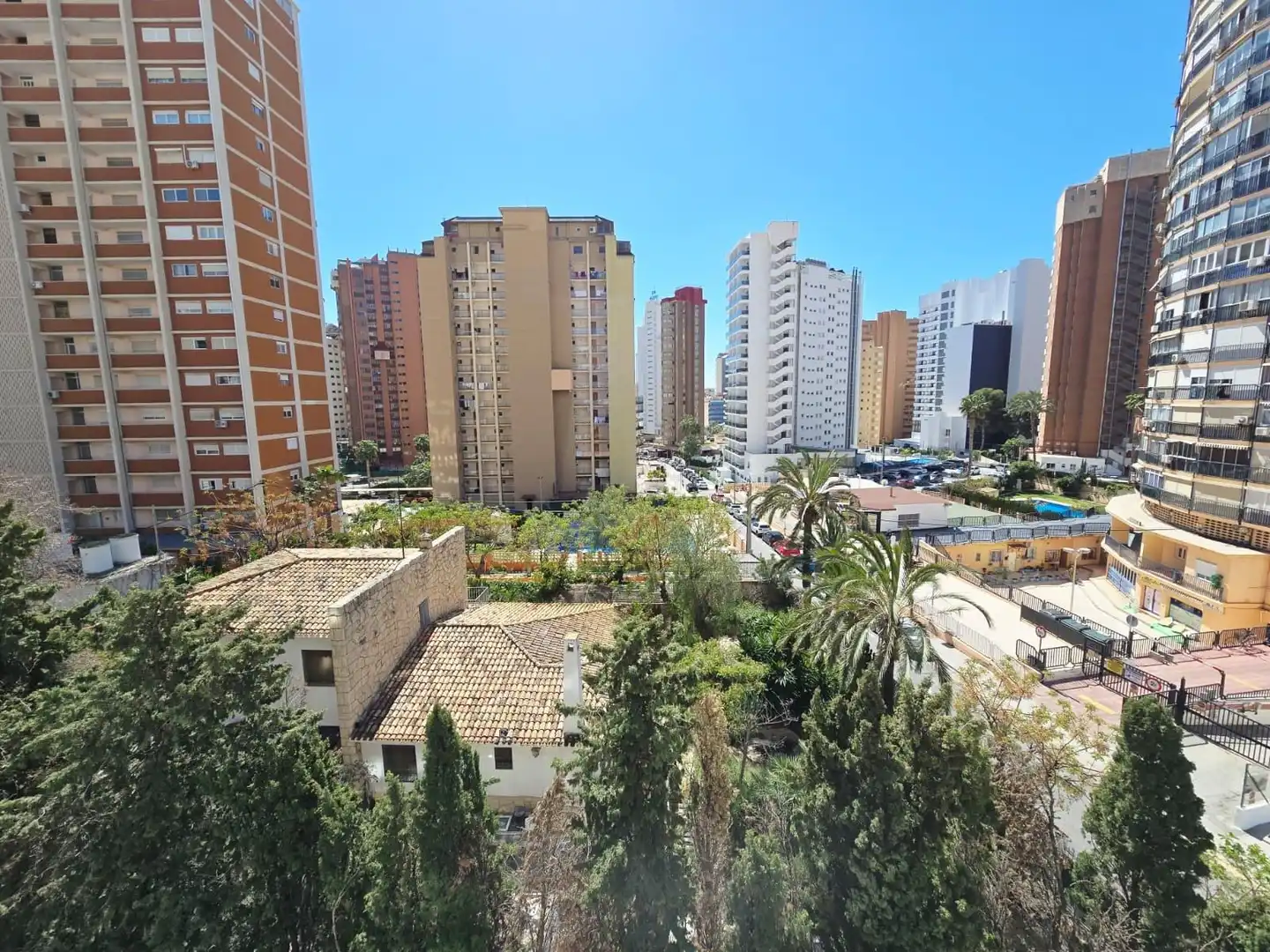 Vista exterior de Apartament en venda en Benidorm amb Aire condicionat, Moblat i Piscina comunitària