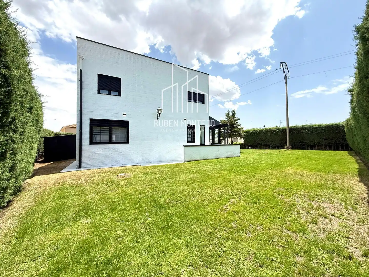 Vista exterior de Casa o xalet en venda en Carbajosa de la Sagrada amb Calefacció, Jardí privat i Piscina