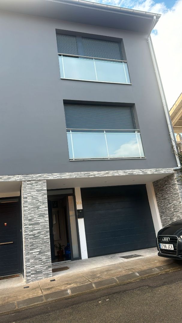 Exterior view of Single-family semi-detached for sale in Olot  with Air Conditioner, Heating and Terrace