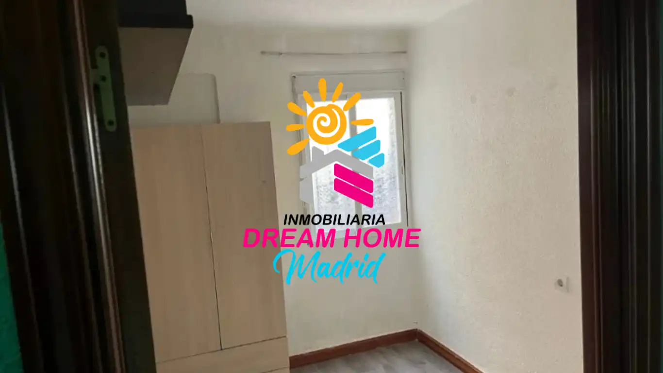 Exterior view of Flat for sale in Madrid  with Heating and Furnished