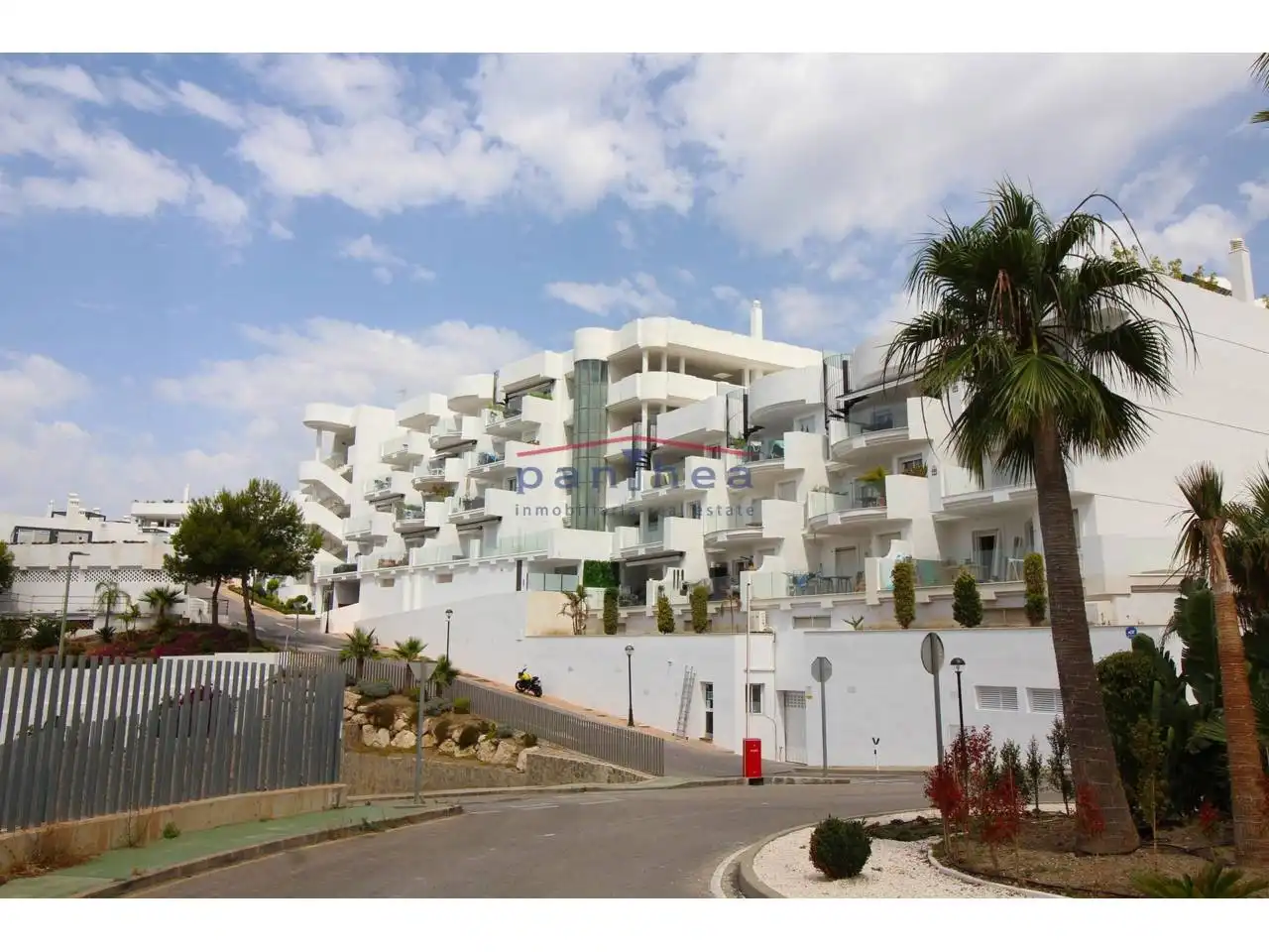 Vista exterior de Piso en venta en Rincón de la Victoria con Aire acondicionado, Terraza y Piscina comunitaria