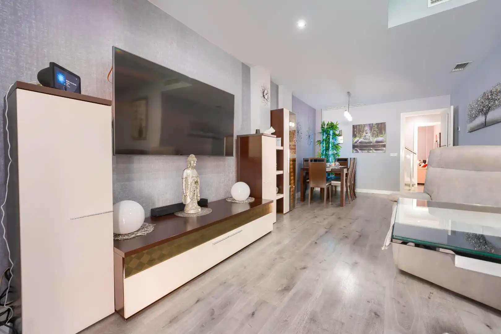 Wohnzimmer von Einfamilien-Reihenhaus zum Verkauf in Espartinas mit Klimaanlage, Heizung und Parkett