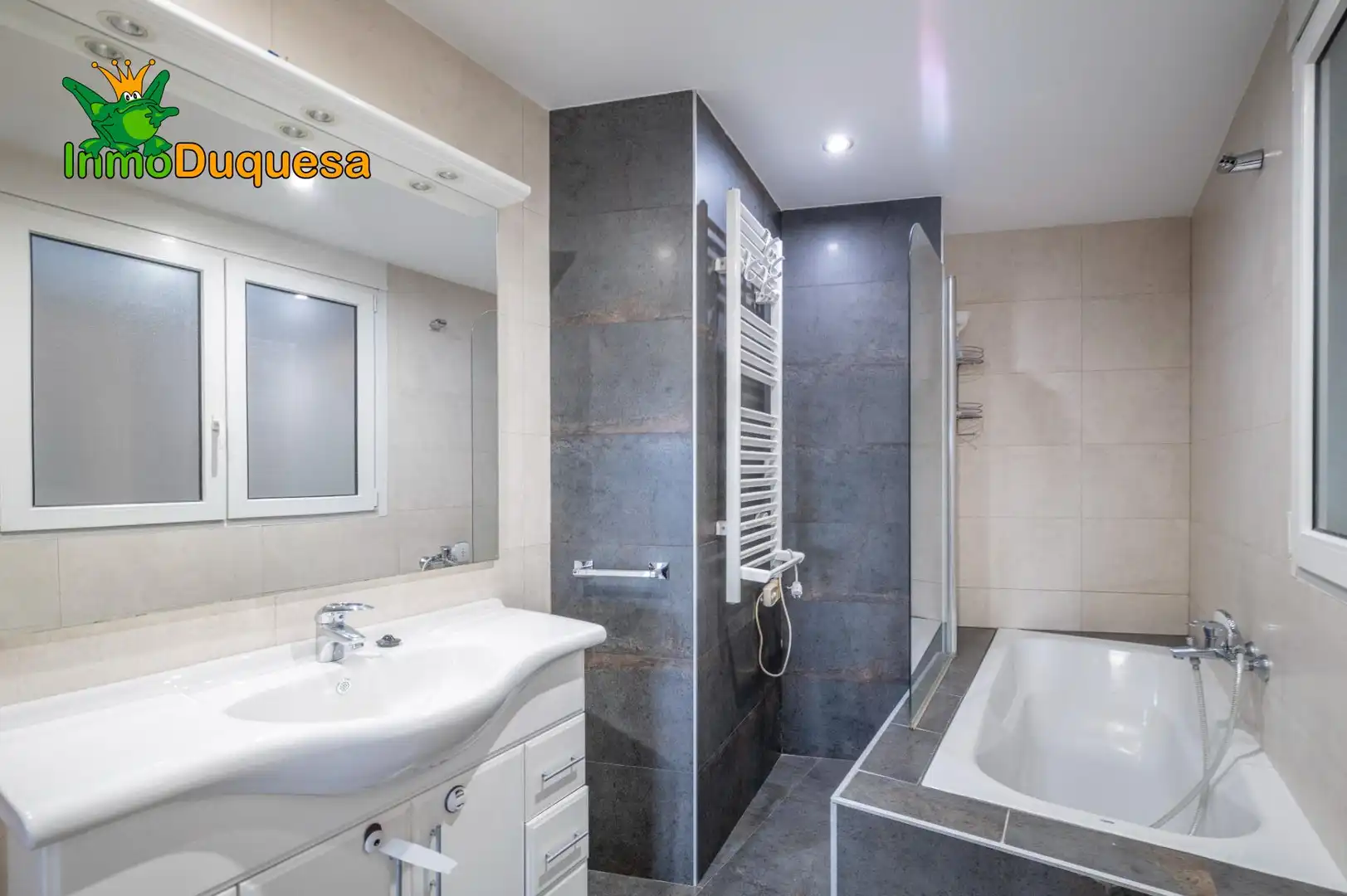 Bathroom of Flat for sale in Granada  with Air Conditioner and Heating