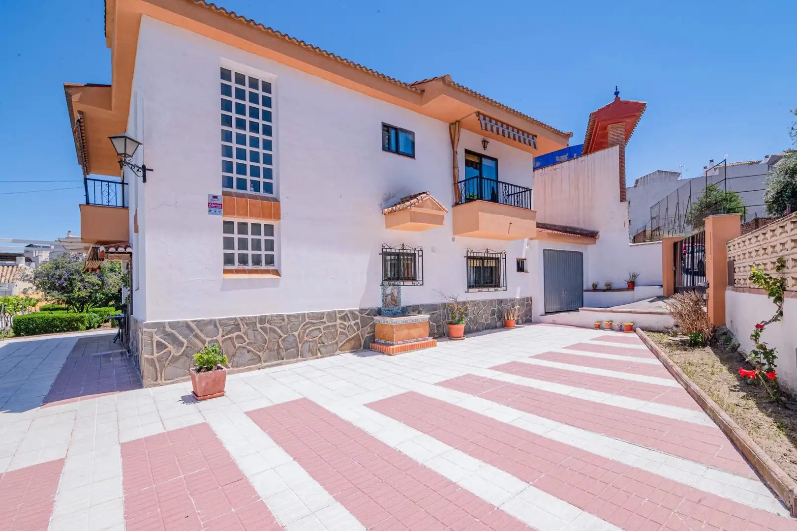 Vista exterior de Casa o xalet en venda en Cájar amb Calefacció, Jardí privat i Piscina