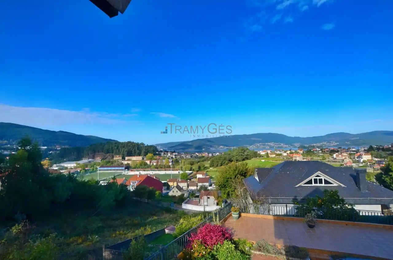 Vista exterior de Casa o xalet en venda en Redondela amb Calefacció, Jardí privat i Terrassa