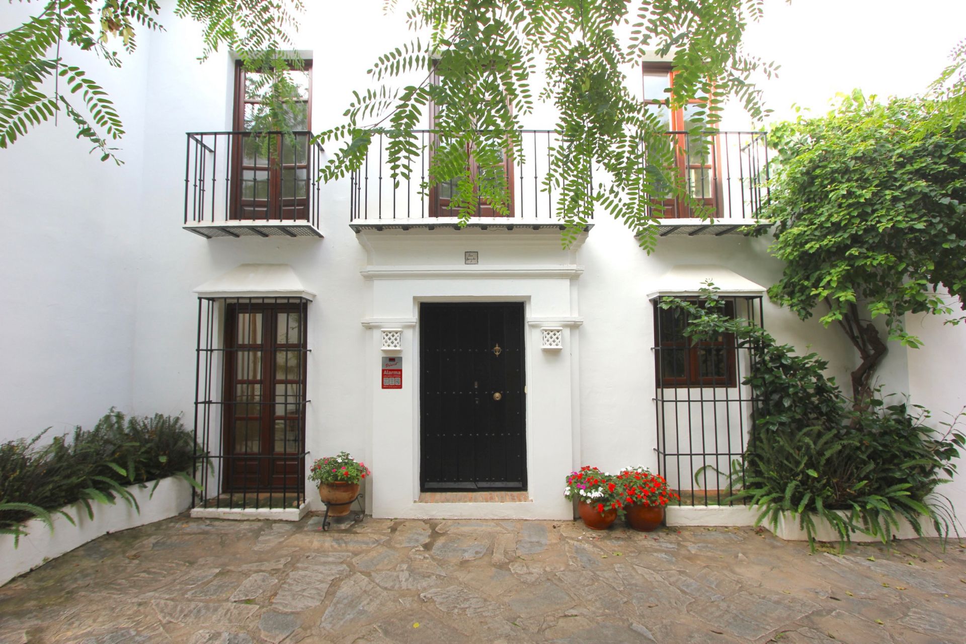 Vista exterior de Casa adosada en venda en Marbella amb Aire condicionat, Calefacció i Terrassa