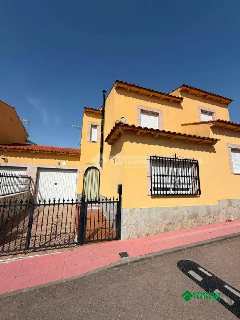 Vista exterior de Casa adosada en venda en Erustes