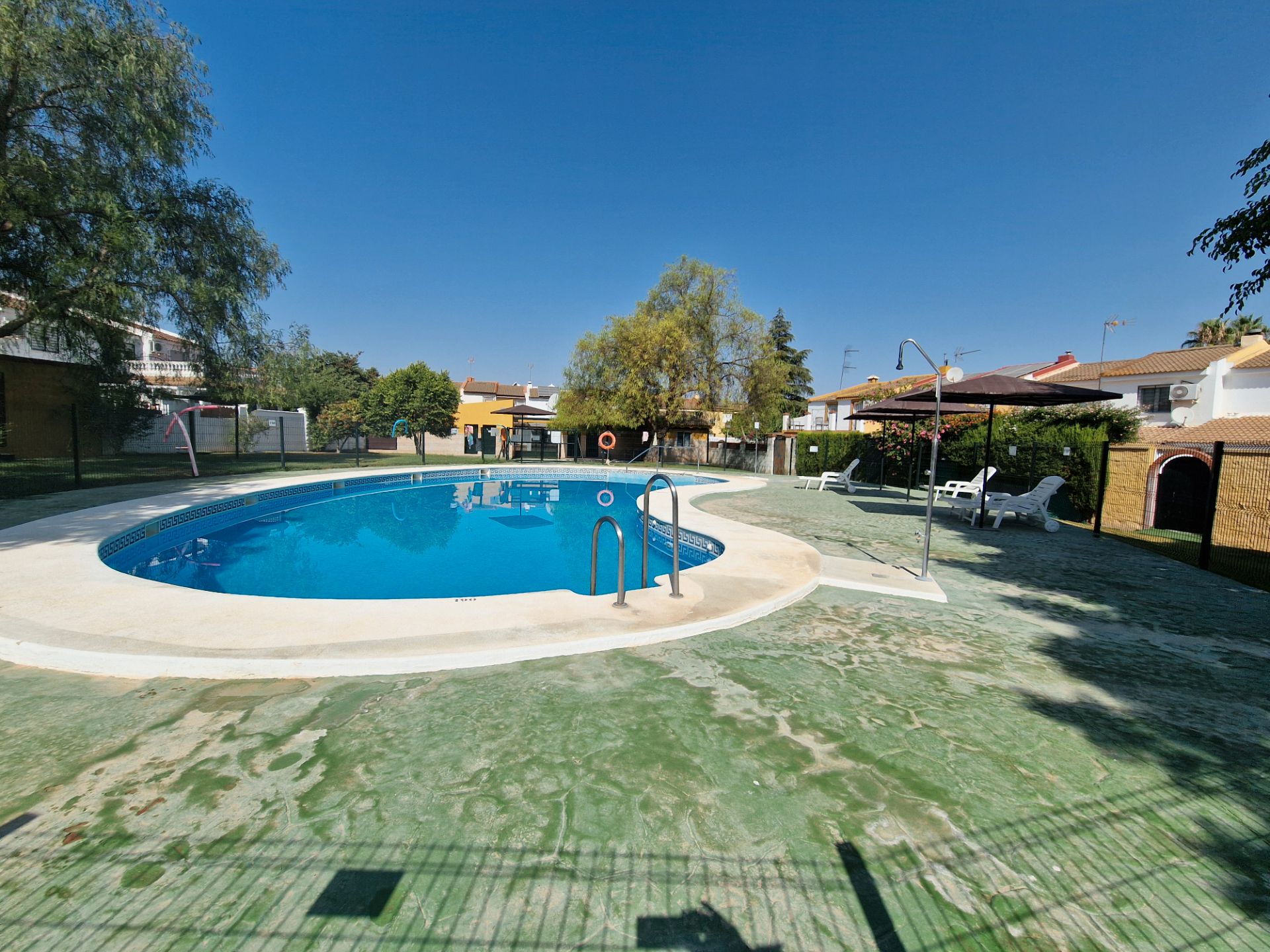 Piscina de Casa adosada en venda en Villanueva del Ariscal amb Aire condicionat, Calefacció i Jardí privat