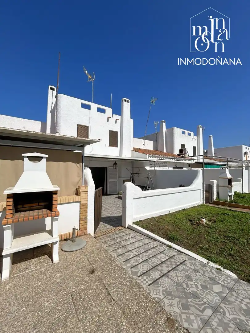 Vista exterior de Casa adosada en venta en Almonte con Jardín privado, Terraza y Trastero