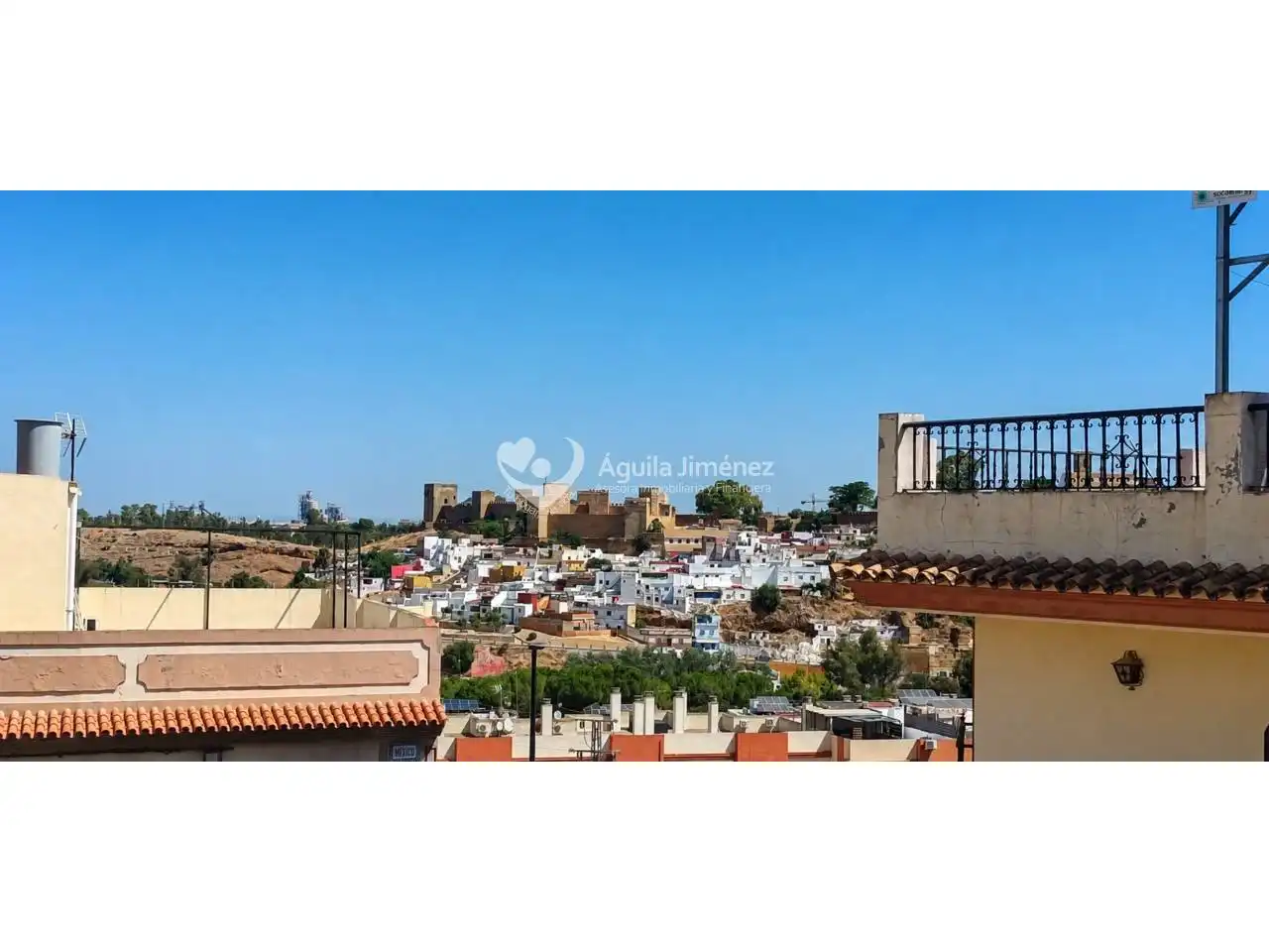 Vista exterior de Casa adosada en venta en Alcalá de Guadaira con Calefacción, Terraza y Piscina