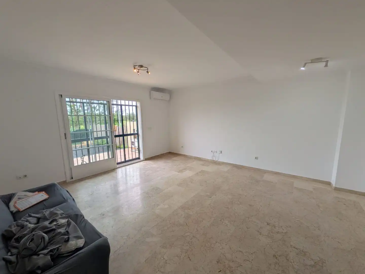 Sala de estar de Casa adosada en venta en Aznalcázar con Aire acondicionado y Terraza