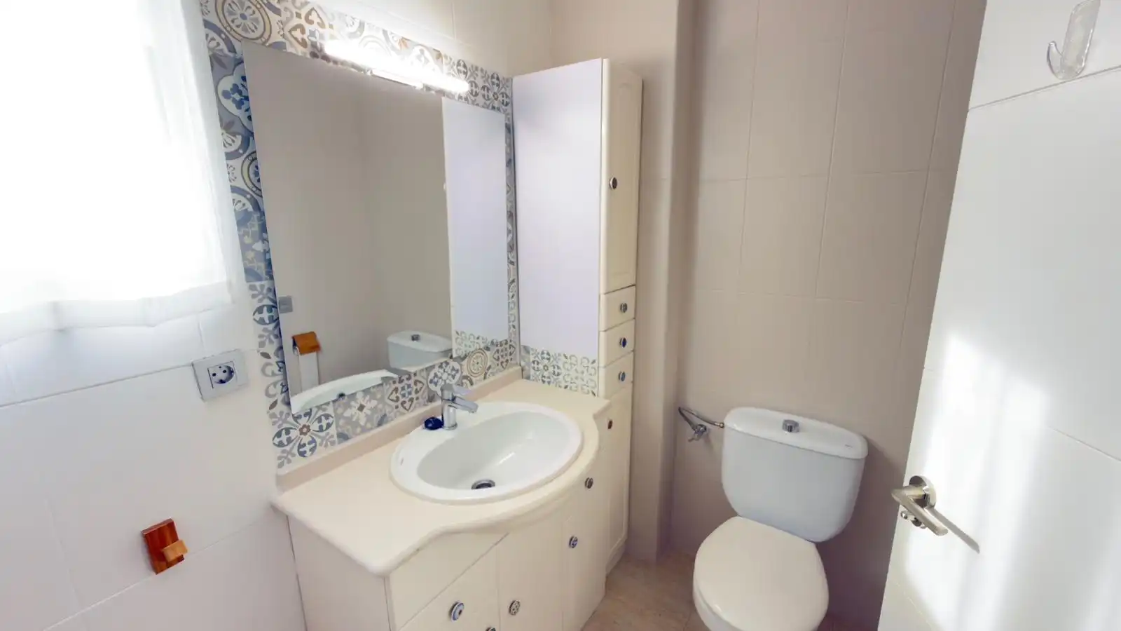 Badezimmer von Wohnung zum Verkauf in Alicante / Alacant mit Klimaanlage, Heizung und Privatgarten