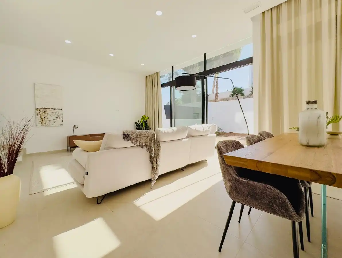 Sala d'estar de Casa adosada en venda en Calpe / Calp amb Aire condicionat, Calefacció i Jardí privat