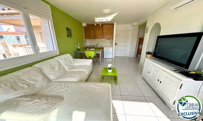 Sala d'estar de Apartament en venda en Roses amb Calefacció i Moblat