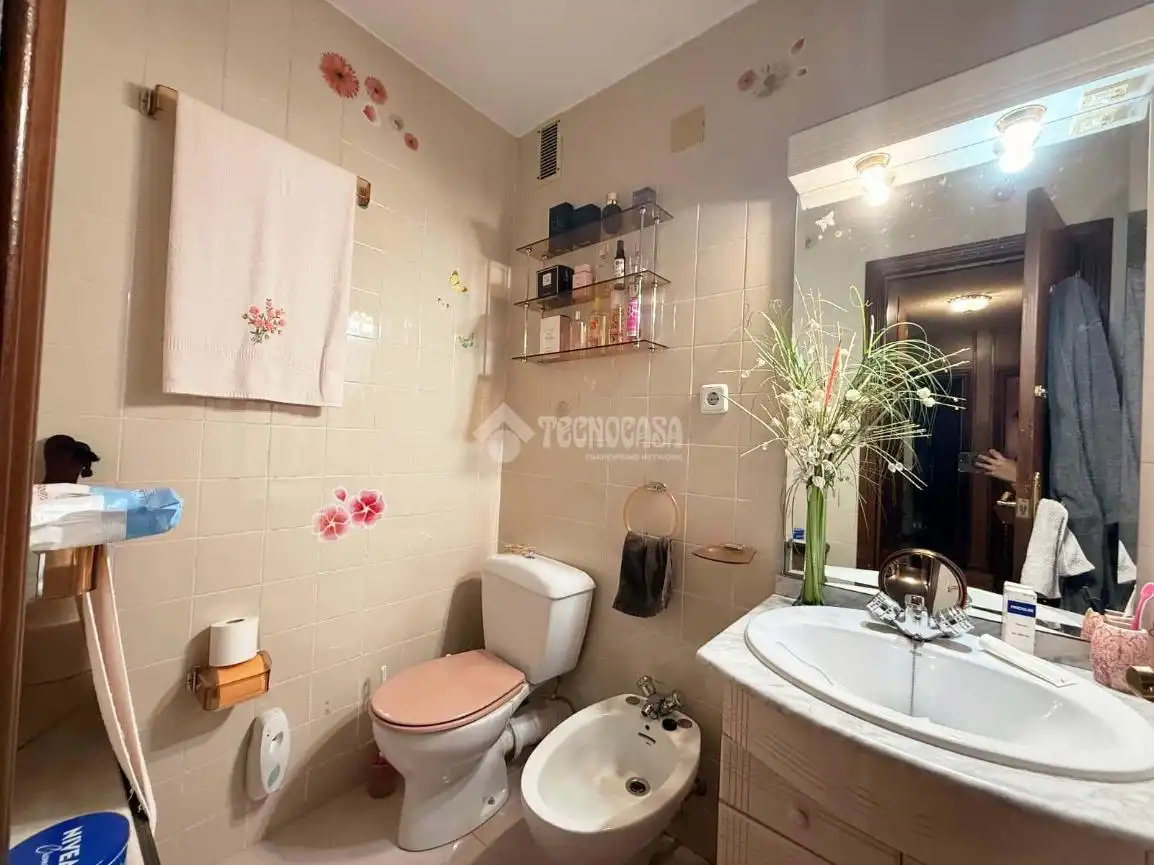 Bathroom of Flat for sale in Madrid  with Air Conditioner, Terrace and Balcony