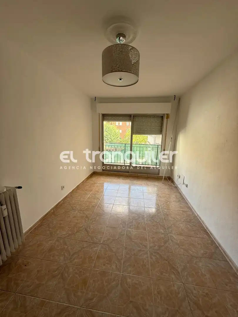 Schlafzimmer von Wohnung zur Miete in Madrid mit Terrasse und Waschmaschine