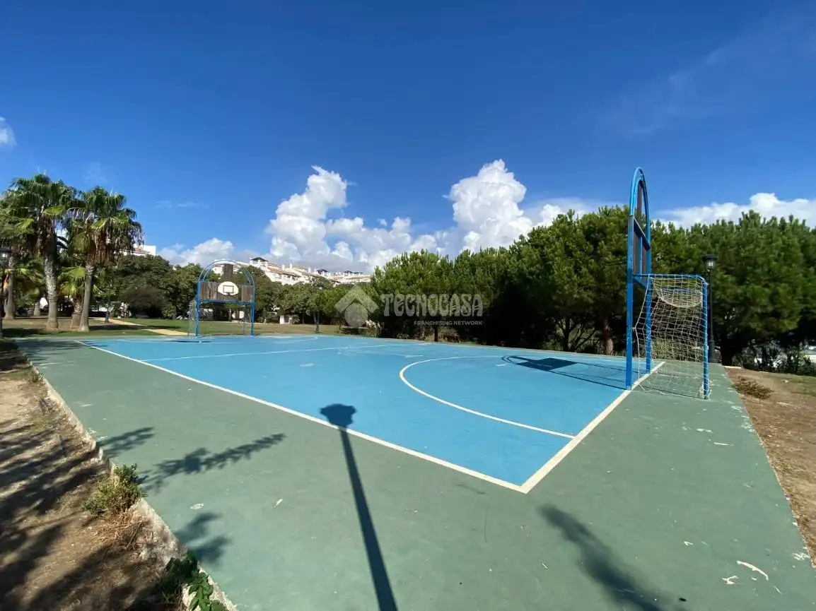 Vista exterior de Pis en venda en Manilva amb Piscina comunitària