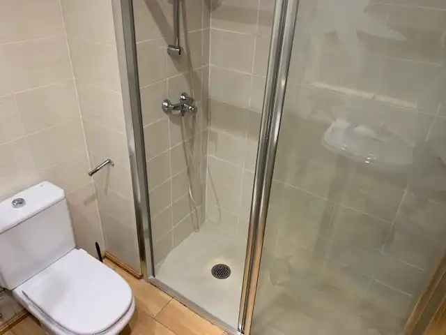 Badezimmer von Wohnung zum Verkauf in Badalona mit Klimaanlage, Heizung und Parkett
