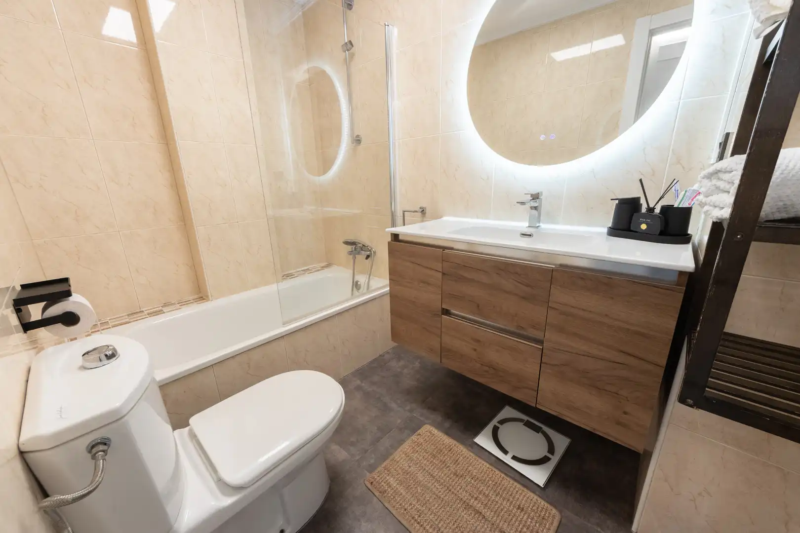 Bathroom of Flat for sale in Castro-Urdiales  with Heating, Parquet flooring and Terrace