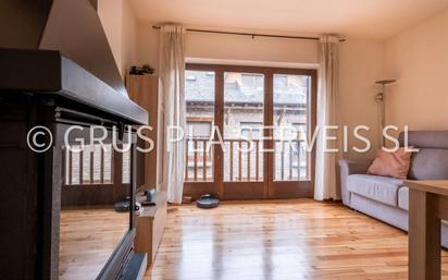 Sala d'estar de Pis en venda en Bellver de Cerdanya amb Calefacció, Parquet i Moblat