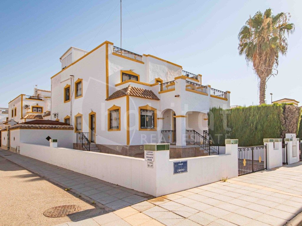 Exterior view of Single-family semi-detached for sale in Orihuela  with Air Conditioner, Private garden and Terrace