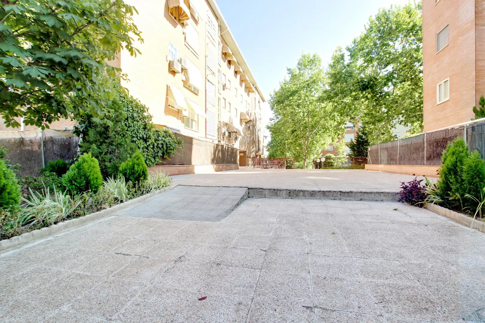 Vista exterior de Pis en venda en Alcalá de Henares amb Aire condicionat, Calefacció i Jardí privat