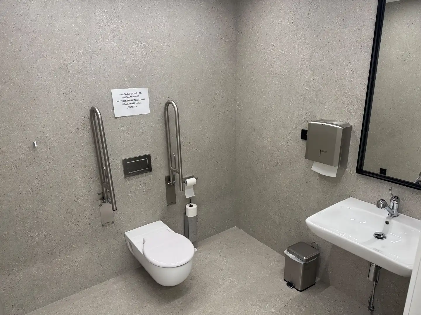 Baño de Oficina de alquiler en Málaga con Aire acondicionado y Calefacción