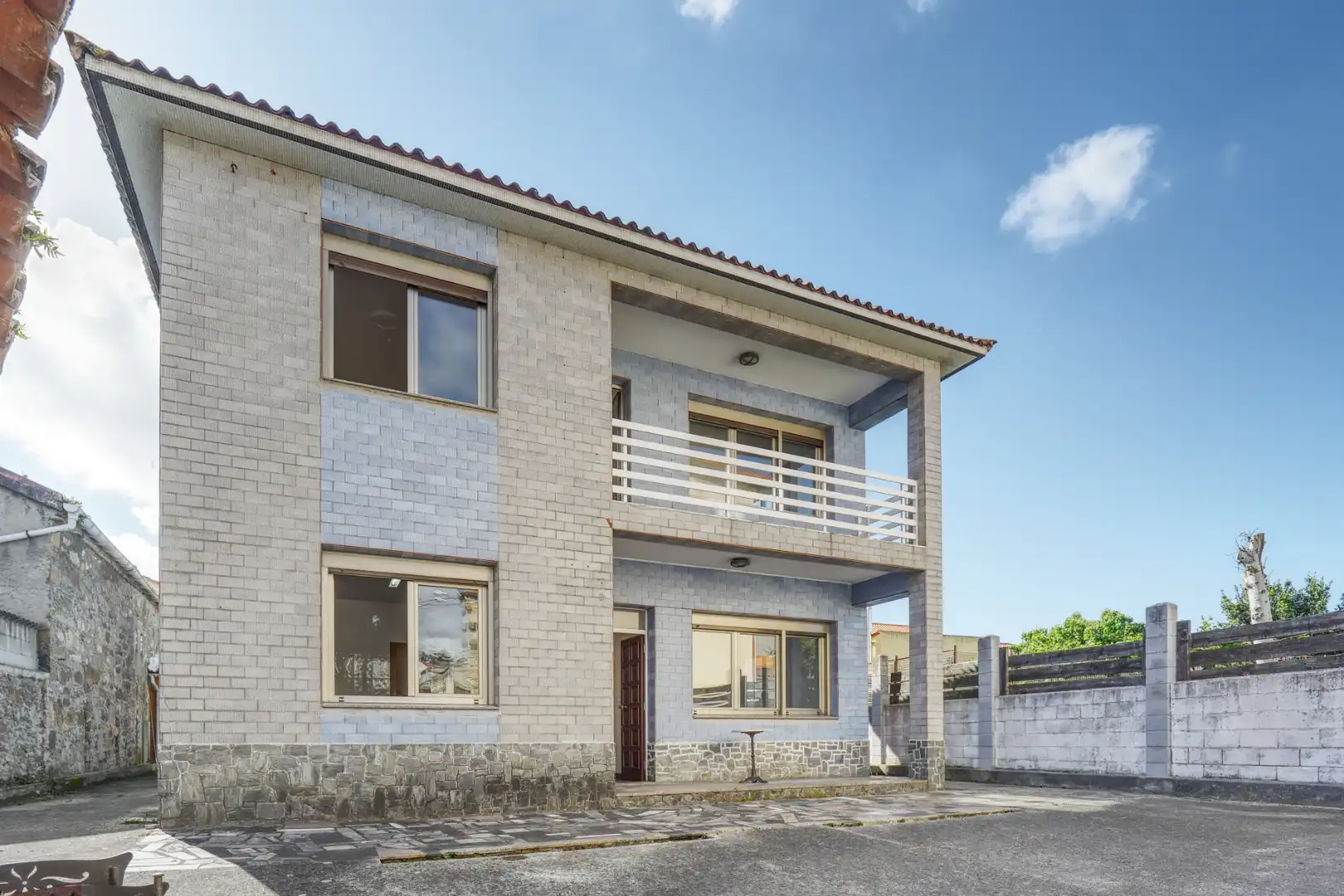 Vista exterior de Casa o xalet en venda en Arteixo amb Parquet, Terrassa i Traster