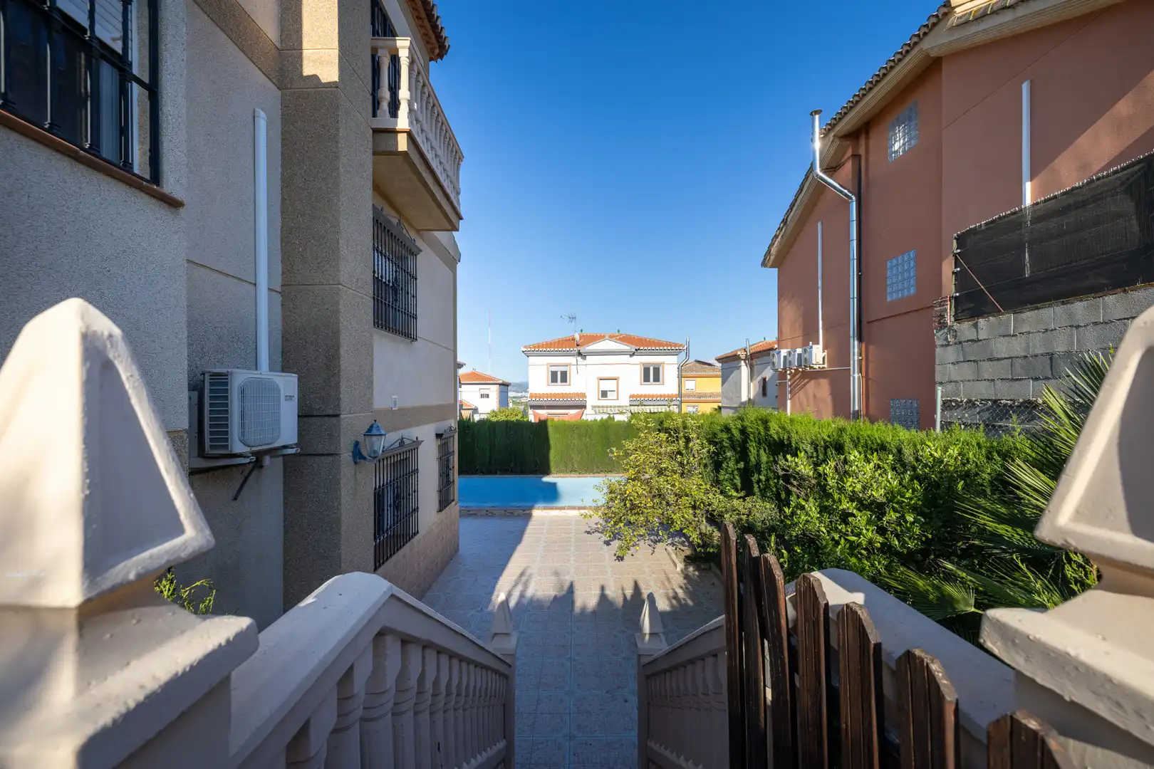 Vista exterior de Casa o xalet en venda en Cúllar Vega amb Aire condicionat, Calefacció i Terrassa