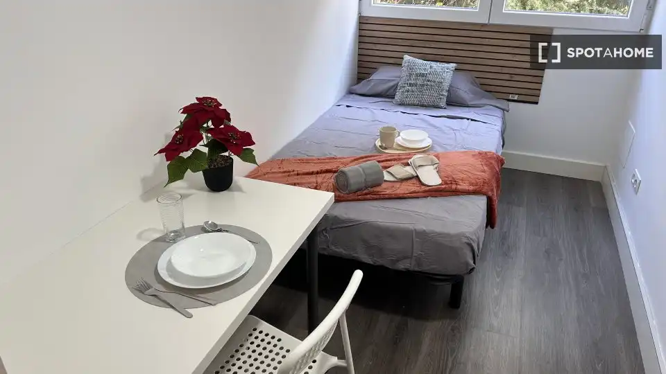 Room in Tres Olivos - Valverde