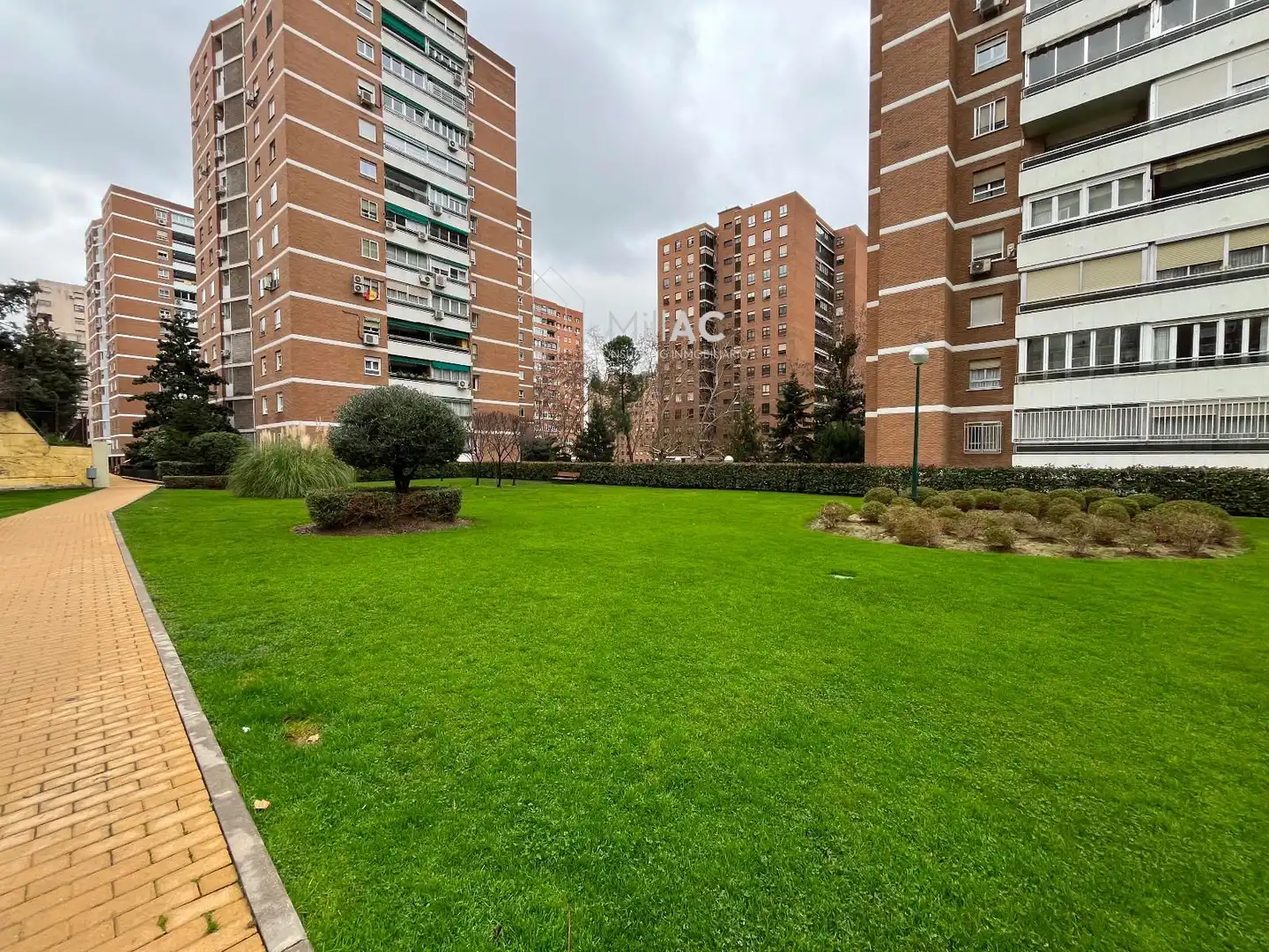 Vista exterior de Piso en venta en Madrid con Calefacción, Terraza y Piscina