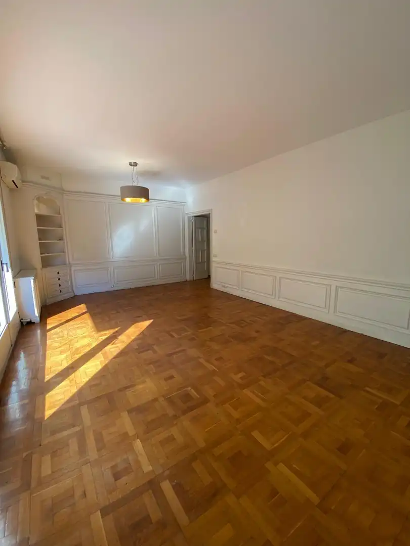 Comedor de Apartamento de alquiler en Barcelona con Aire acondicionado, Parquet y Balcón