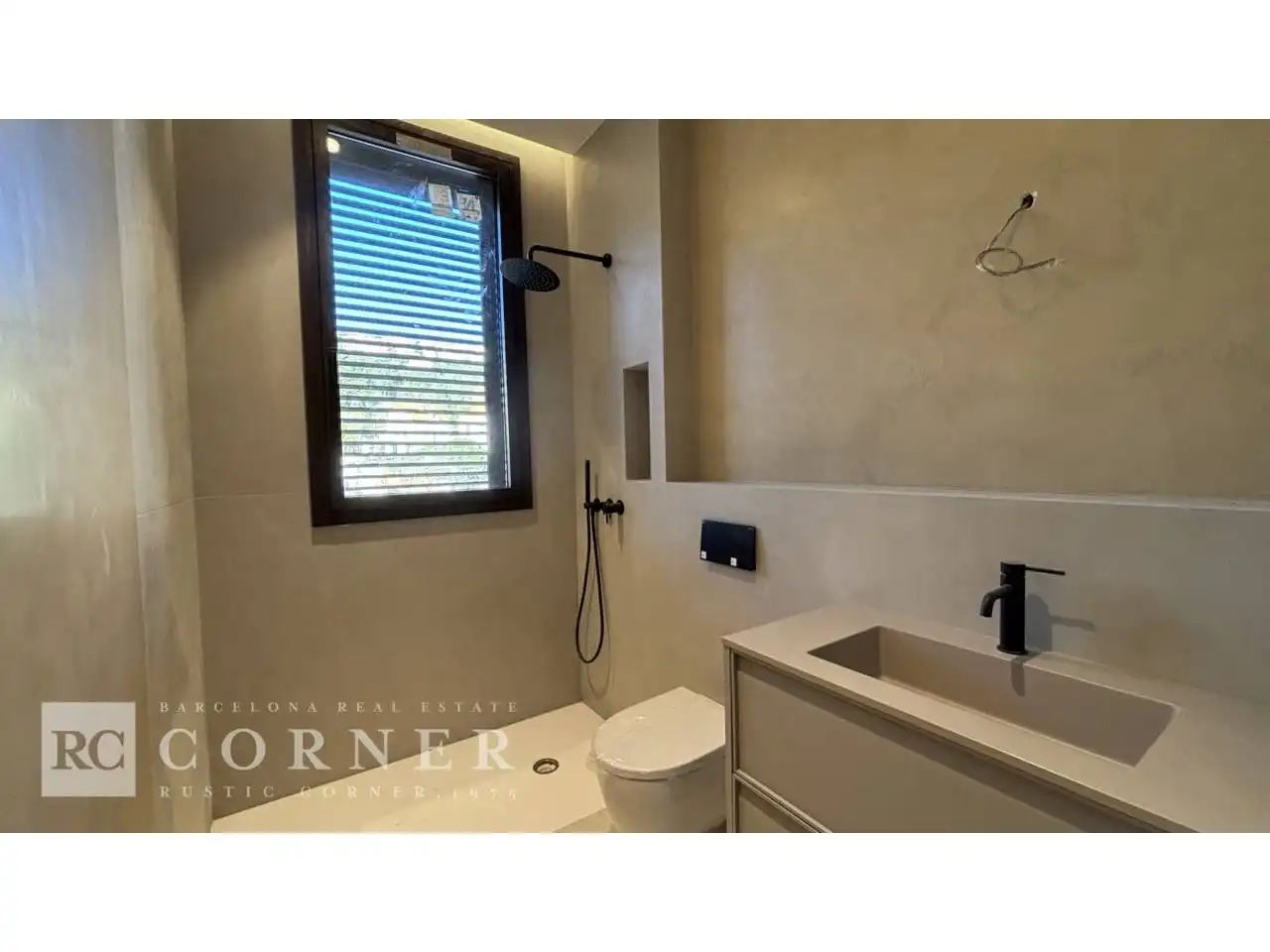 Bathroom of Flat for sale in Barcelona  with Air Conditioner, Parquet flooring and Terrace