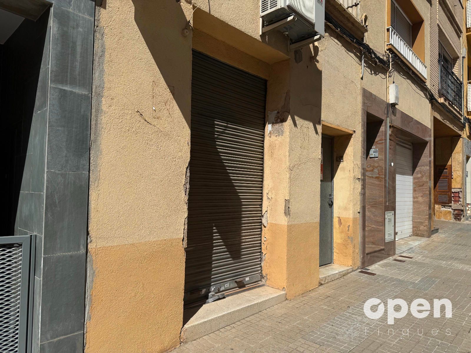 Vista exterior de Casa adosada en venta en Terrassa con Terraza