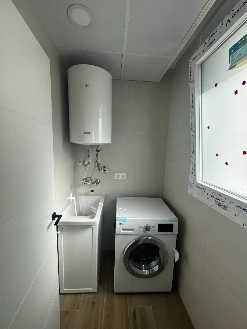 Badezimmer von Wohnung zur Miete in Maracena mit Klimaanlage, Parkett und Möbliert