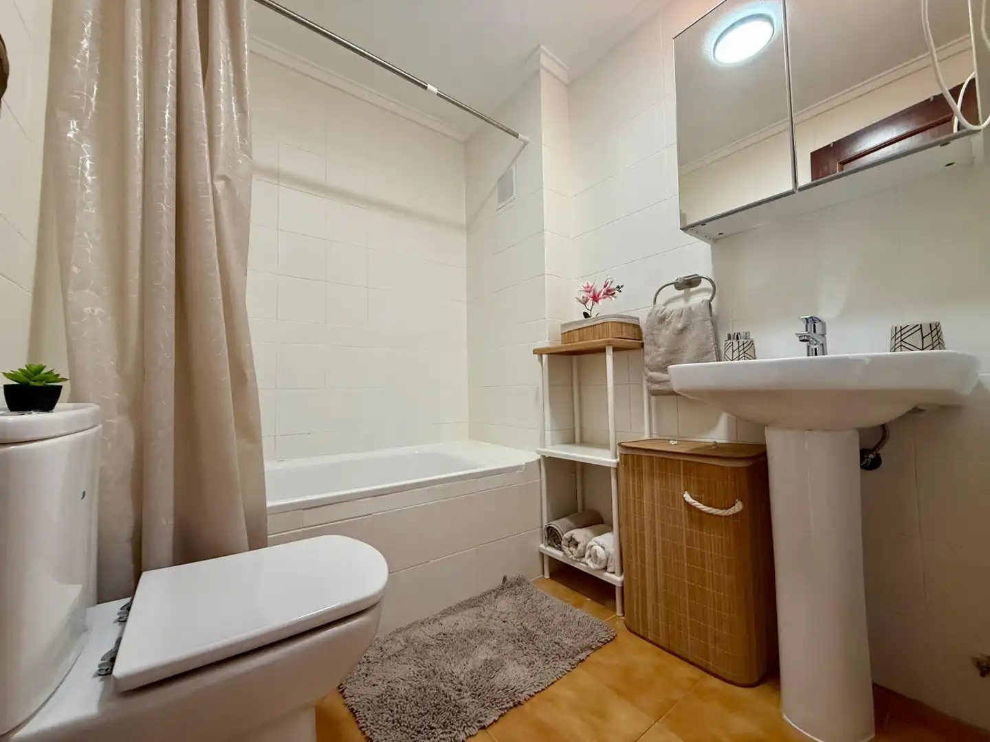 Badezimmer von Wohnungen zur Miete in Torrevieja mit Privatgarten, Terrasse und Möbliert