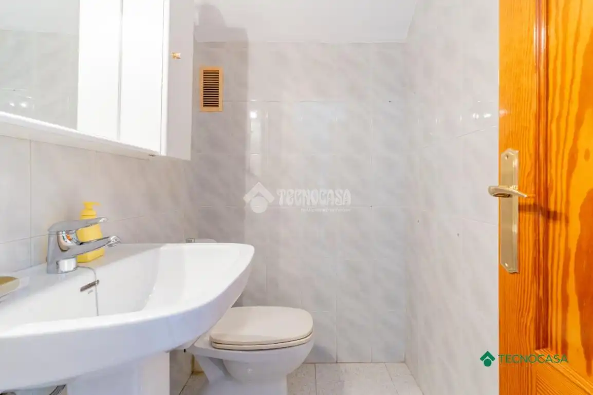 Baño de Piso en venta en Roquetas de Mar con Aire acondicionado, Terraza y Balcón