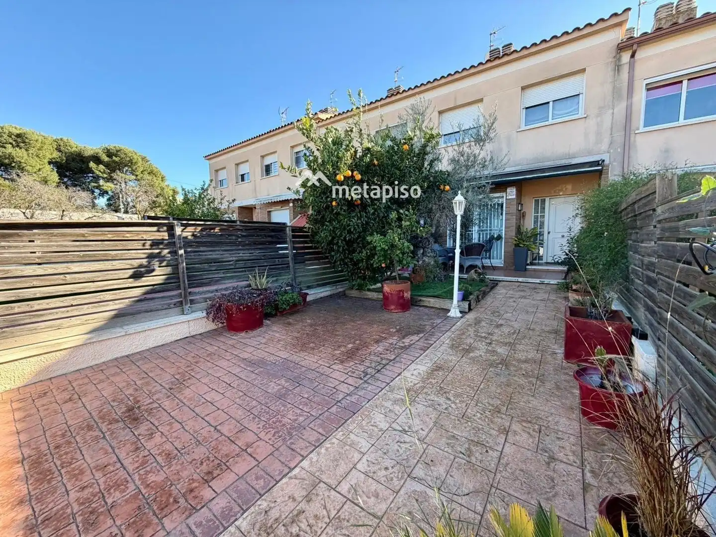 Vista exterior de Casa adosada en venda en Sant Jaume dels Domenys amb Terrassa, Piscina i Piscina comunitària