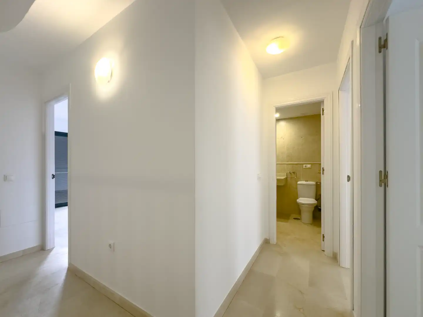 Einfamilien-Reihenhaus zum Verkauf in Manilva mit Terrasse, Abstellraum und Schwimmbad