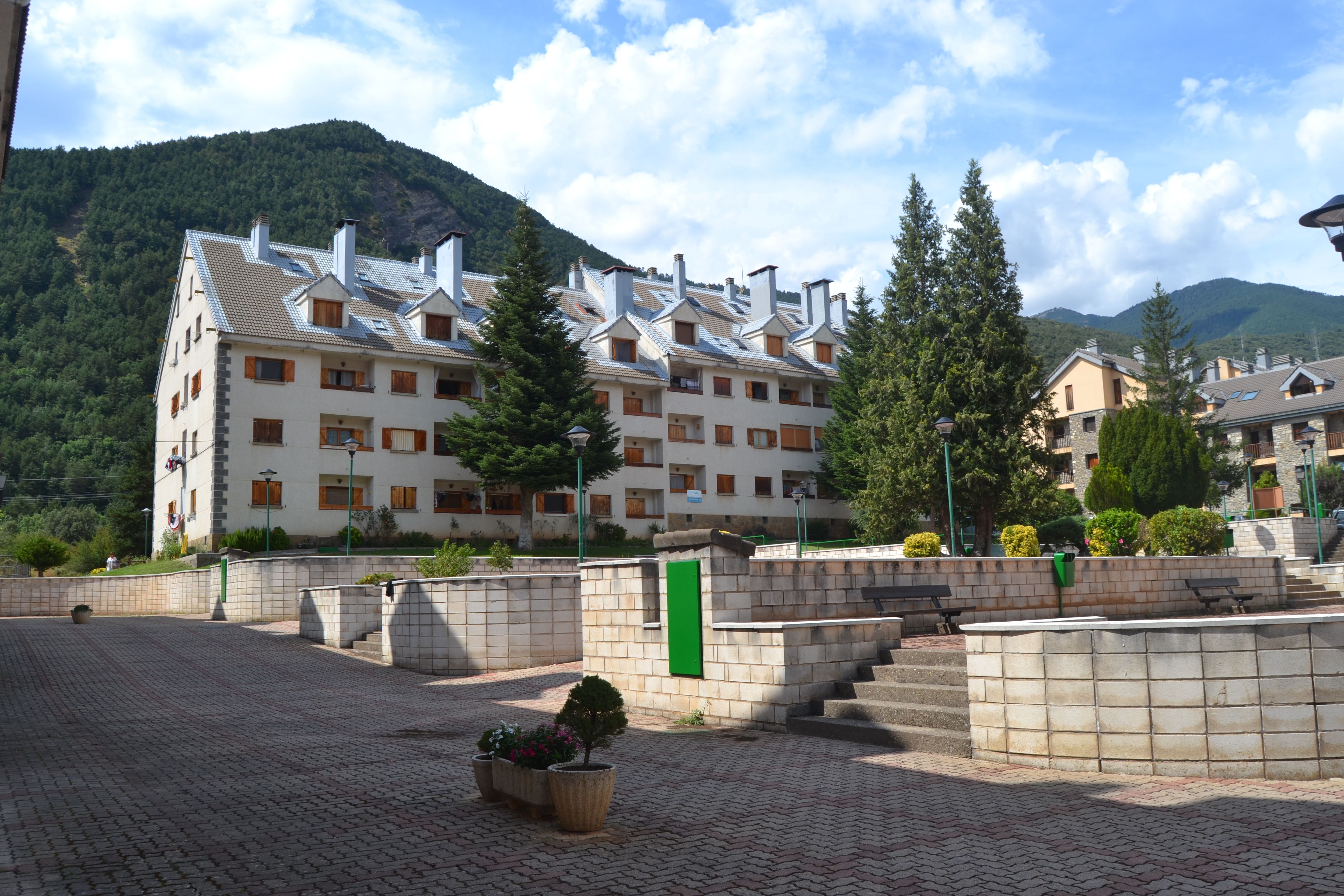 Vista exterior de Dúplex en venda en Villanúa amb Calefacció, Traster i Moblat